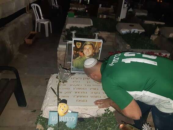 יוסף בן חמו בקברו של שון כרמלי ז"ל